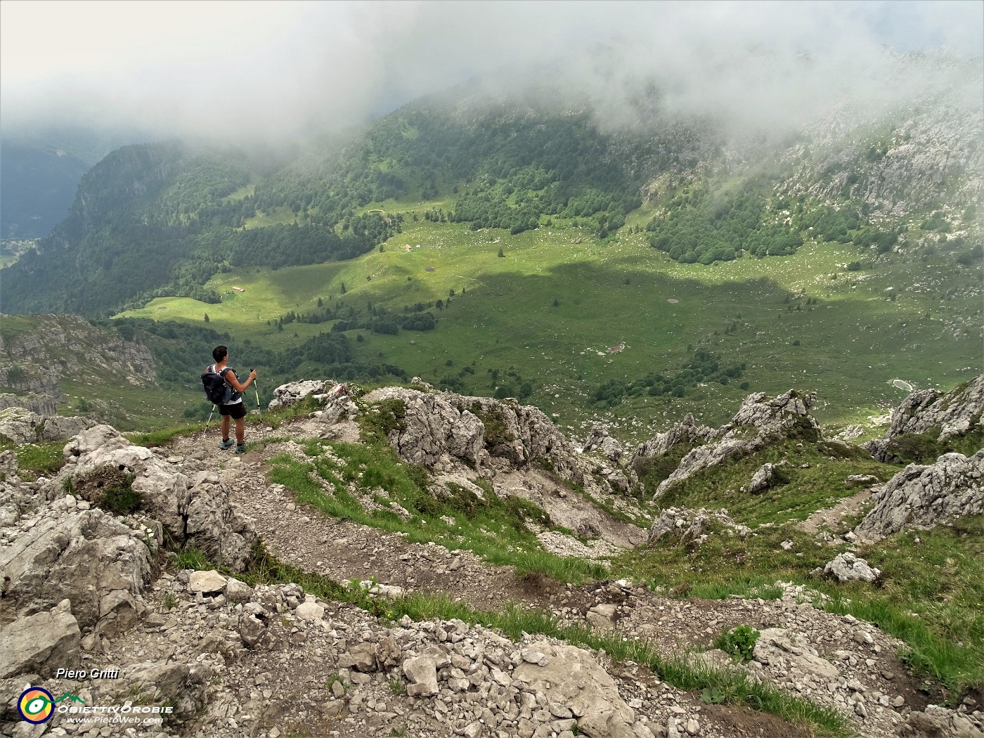 57 Rientrando al Passo della forca vista sui pascoli delle Baite d'Alben.JPG